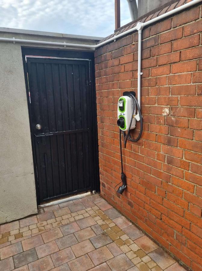 Lmk, Spacious 1 Bedroom Ground Floor Apartment, Ev Charger, Free Parking Wi-Fi, Great Location Belfast Eksteriør bilde